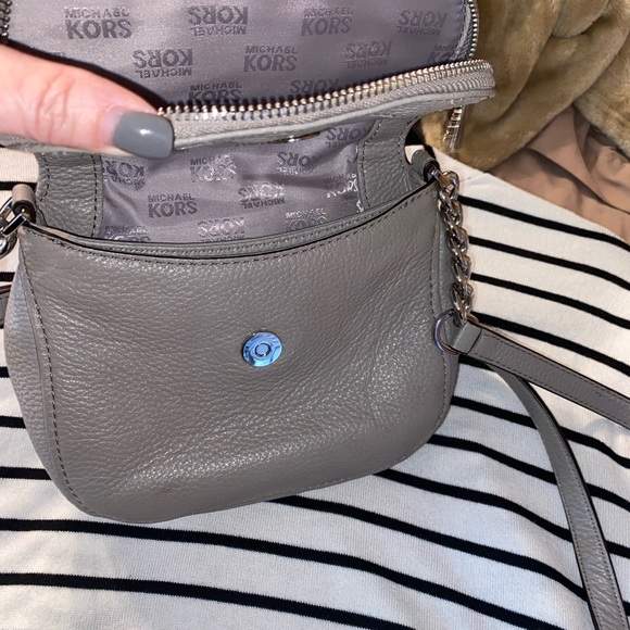 Michael Kors gray crossbody purse 7”x7”. So soft with lots of pockets - Picture 6 of 7